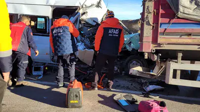 Kayseri'de kaza : Öğrenci servisi tıra çarptı