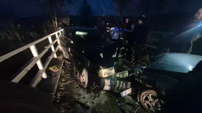 Bursa'da iki otomobil kafa kafaya çarpıştı : 3 kişi yaralandı