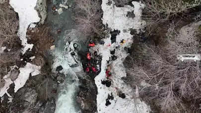 Bitlis’te feci kaza : Hafif ticari araç dereye uçtu, 3 ölü 5 yaralı