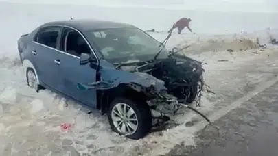 Erzurum'da gizli buzlanma kazası : Otomobil tırla çarpıştı , sürücüler yaralandı