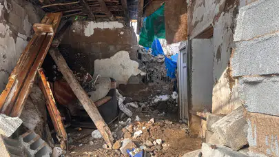 Hakkari'de bir evin üzerine kaya düştü : Ev kullanılamaz hale geldi