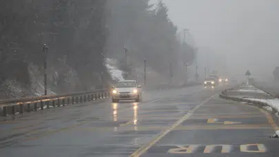 D-100 kara yolunda uyarı : Bolu Dağı geçişinde sis ve yağış etkisini artırdı