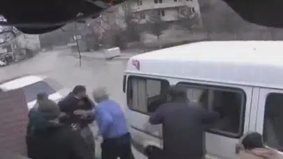 Kastamonu'da kaza : Araç ters dönüp demir kapıyı kırdı, bahçeye girdi