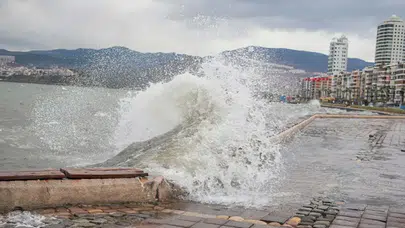 Ege Denizi için kuvvetli fırtına uyarısı : Rüzgar saatte 90 km’ye çıkabilir