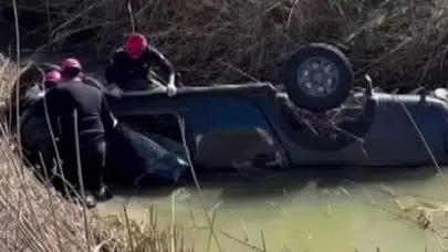 Adana'da kamyonet dere yatağına devrildi : Sürücü hayatını kaybetti