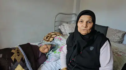 Yalnız yaşayan yatalak kadının bakımını komşuları sağlıyor