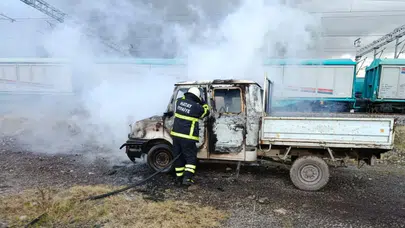Hatay'da park halindeki kamyonet alevlere teslim oldu
