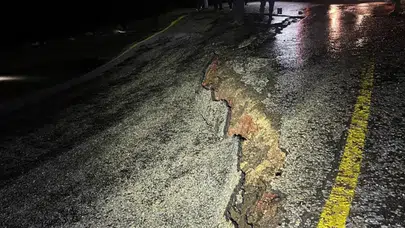 Uşak'ta aşırı yağışlar yollarda çökmeye neden oldu