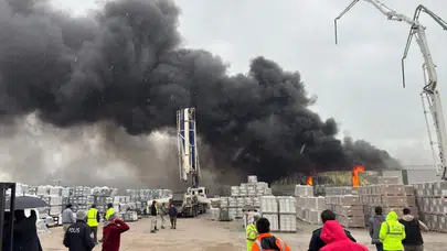 Balıkesir'deki yapı malzemesi deposunda çıkan yangın paniğe neden oldu