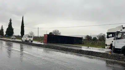 Denizli'de kaza : Tırın dorsesi yola savruldu