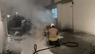 Hatay'da park halindeki otomobilde yangın çıktı