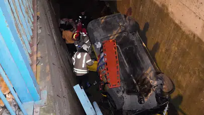 İstanbul Kartal'da bir taksi 5 metrelik dereye uçtu