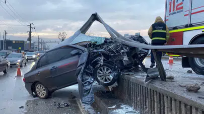 Kocaeli'de feci kaza : Otomobil bariyerlere çarptı, sürücü yaralandı