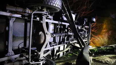 Aydın'da kamyon bariyerlerde askıda kaldı : Kazada sürücü yaralandı