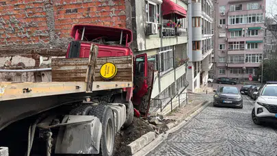 Beşiktaş'ta freni boşalan tır yokuş aşağı kayarak binaya çarptı!