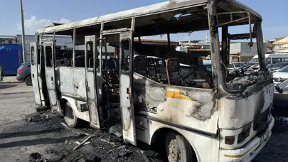 İzmir’de park halindeki midibüs yandı : 16 yaşındaki çocuk hayatını kaybetti