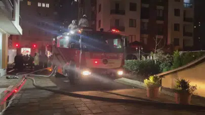 Zeytinburnu’nda site otoparkında elektrikli otomobil yangını : 5 araç zarar gördü