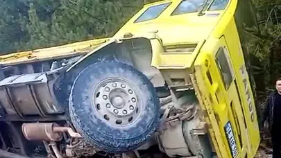 Bolu'da lastiği patlayan kamyon devrildi : Sürücü yaralandı