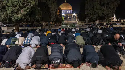 Yüzlerce Filistinli, Mescid-i Aksa'da Ramazan ayının ilk teravih namazını kıldı