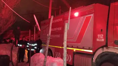 Hakkari'de feci ev yangını : Aile evsiz kaldı!