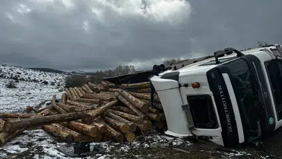 Bolu'da tomruk yüklü tır devrildi : Sürücü araçta sıkıştı