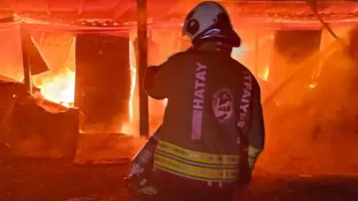 Hatay'da depremzede aile yangınla ikinci kez yuvasız kaldı