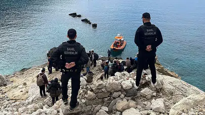 Muğla Seydikemer’de 60 düzensiz göçmen ve bir göçmen kaçakçısı yakalandı