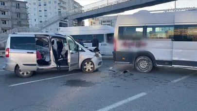 Tokat'ta okul servis aracı otomobille çarpıştı