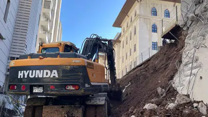 Şanlıurfa'da bir sitenin istinat duvarı çöktü : 4 daire hasar gördü