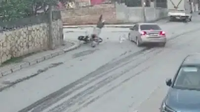 Hatay’da motosiklet kazası kamerada : Çarpışmanın etkisiyle metrelerce havaya savruldu