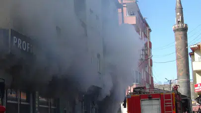 Kars'ta yangın : Mobilya deposu alev alev yandı