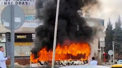 Gaziantep'te seyir halindeki halk otobüsü alev alev yandı