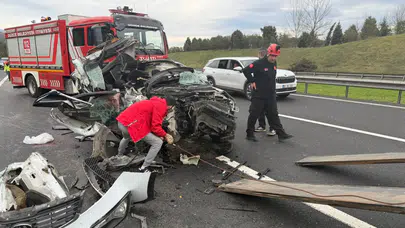 Düzce'de TEM Otoyolu’nda otomobil tıra çarptı : 1 Ölü, 1 Yaralı