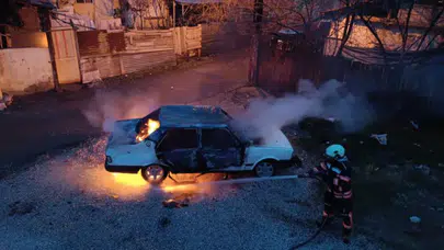 Malatya Yeşilyurt'ta park halindeki otomobil, alev alev yanarak küle döndü