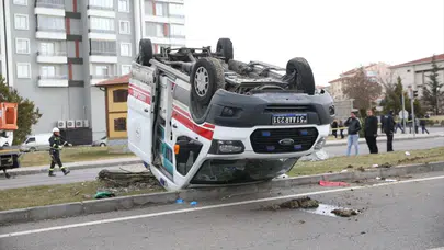 Niğde'de ambulans devrildi , 3 sağlık personeli yaralandı