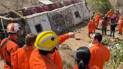 Brezilya’da otobüs devrildi : 16 ölü