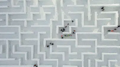 Polonya'da kar labirenti turistlerin yoğun ilgisini çekiyor