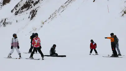 Palandöken Kayak Merkezi yerli ve yabancı turistlerle doldu