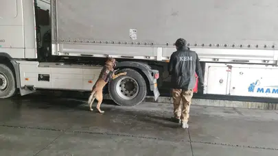 Hatay'da narkotik operasyonu : Battaniye altından 11 kilo uyuşturucu çıktı