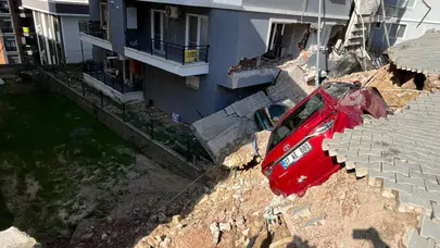 İzmir'de istinat duvarı çöktü : 4 bina hasar aldı, 151 kişi tahliye edildi
