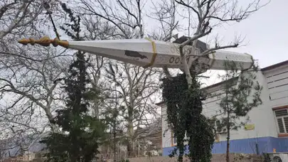 Osmaniye’de şiddetli rüzgar sonucu cami minaresi devrildi