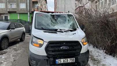 Erzurum'da buz kütlesi kamyonetin üstüne düştü, sürücü son anda kurtuldu