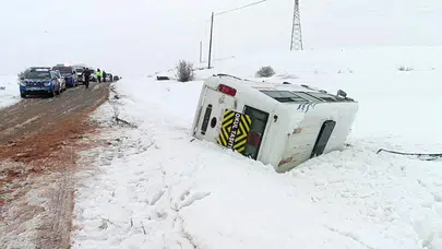 Sivas'ta öğrenci servisi devrildi : Çok sayıda öğrenci yaralandı!