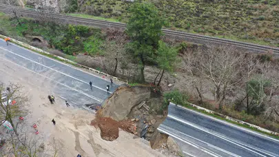 İzmir'de şiddetli yağış nedeniyle Selçuk-Aydın kara yolu çöktü