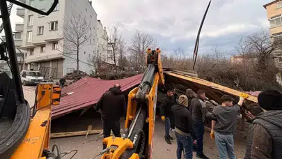 Ordu'da fırtına kabusu : 11 evin çatısı uçtu, ağaçlar devrildi