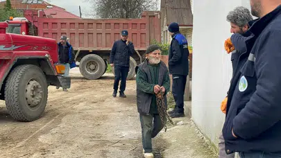Evinden 20 kamyon çöp çıkmıştı : 76 yaşındaki adam çatıdan düşerek hayatını kaybetti