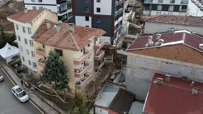 Küçükçekmece'de 5 katlı bina kaydı : Apartman tahliye edildi