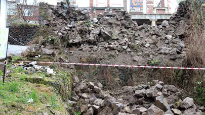 Ordu'da istinat duvarı çöktü : Park halindeki 3 araç zarar gördü