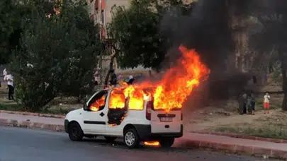 Balıkesir'de faciadan dönüldü : Seyir halindeki araç alev aldı , sürücü son anda kurtuldu