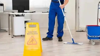 Manisa'da temizlik işçisinden duyarlı davranış : Para ve ziynet eşyayla dolu çantayı sahibine ulaştırdı